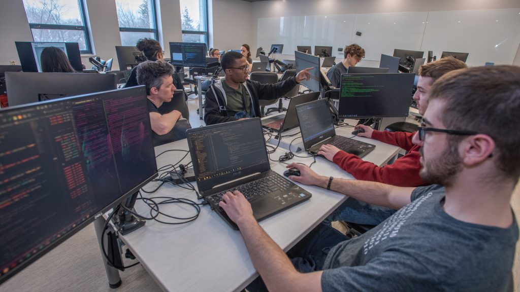 Session de programmation BTECE - Groupe travaillant sur des ordinateurs