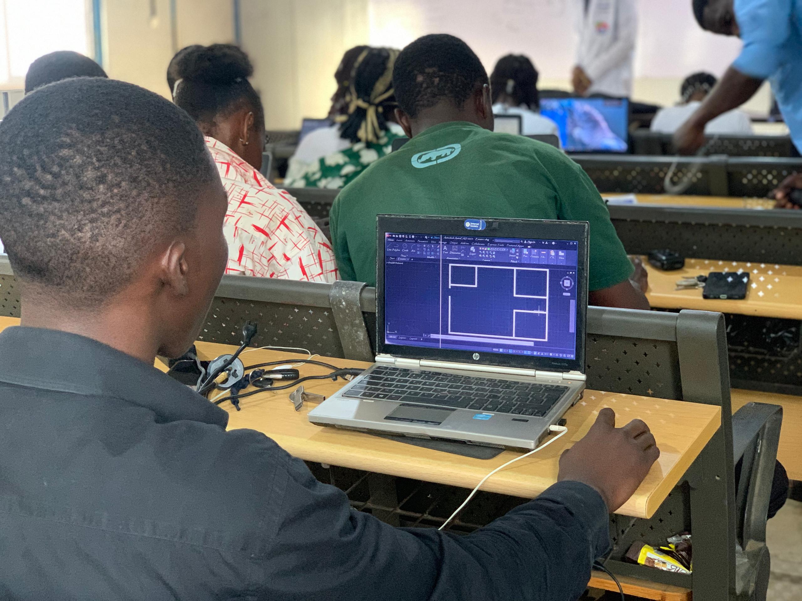 Diplômés BTECE - Groupe d'étudiants avec leurs certificats